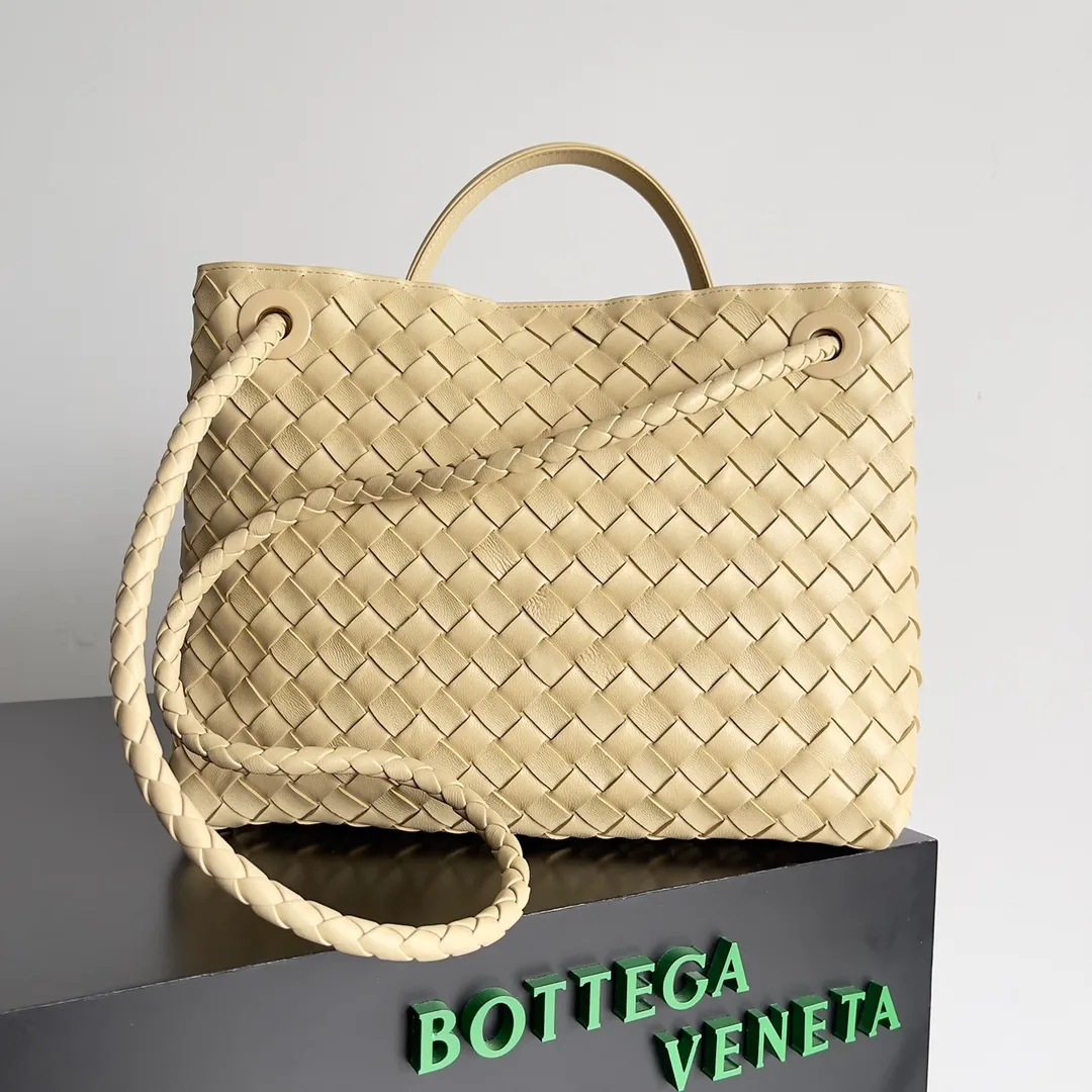The 2023 new Andiamo batch of 2260 BV has been shipped‼ ️Really popular🔥The new Andiamo woven handbag launched by Bottega Veneta this season is really popular all over the world! ! Celebrities at home and abroad have worn it, and Oscar-winning actress Michelle Yeoh has taken it out on the street. Song Jia, Trai Yara, Yu Feihong, Sanji Ayaka, Rosie Hunting-Whiteley, Yoshioka Riho, etc. have all picked up this bag. It is classic and versatile, showing off its temperament, and the bag capacity is also large, which is very convenient for daily commuting! ! A variety of carrying methods, the shoulder straps can be adjusted by yourself, the original lambskin feels soft and delicate, and the unisex style breaks the gender boundaries and brings a more practical and long-lasting use experience. Andiamo, which has both elegant and casual styles, perfectly interprets the true appearance of "fashionable old money style". Style number: 743572 Size: 32*24*12